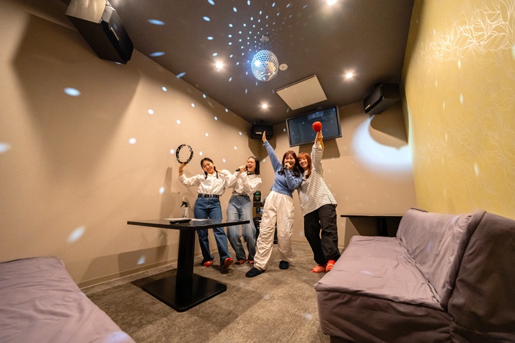 宿舎内のカラオケ利用がお一人様30分無料!(4名で利用すると2時間無料!)&コミックルーム無料!※写真はカラオケルーム
