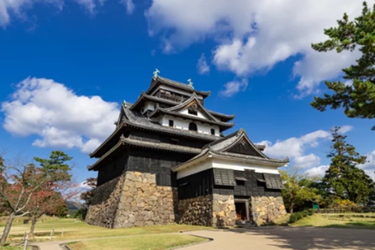 『国宝松江城、八重垣神社「鏡の池」恋占いへご案内！』